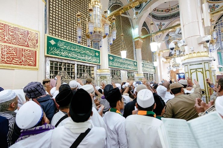 Perbedaan ibadah dalam penjelasan apa beda haji dan umroh saat jamaah tawaf di Masjidil Haram